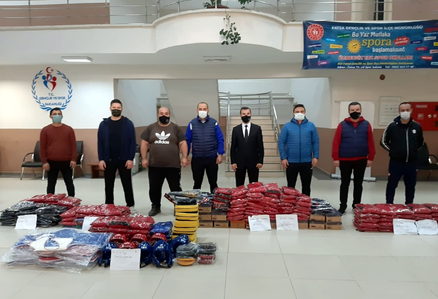 FATSALI GENÇLERE SPOR MALZEMESİ DESTEĞİ