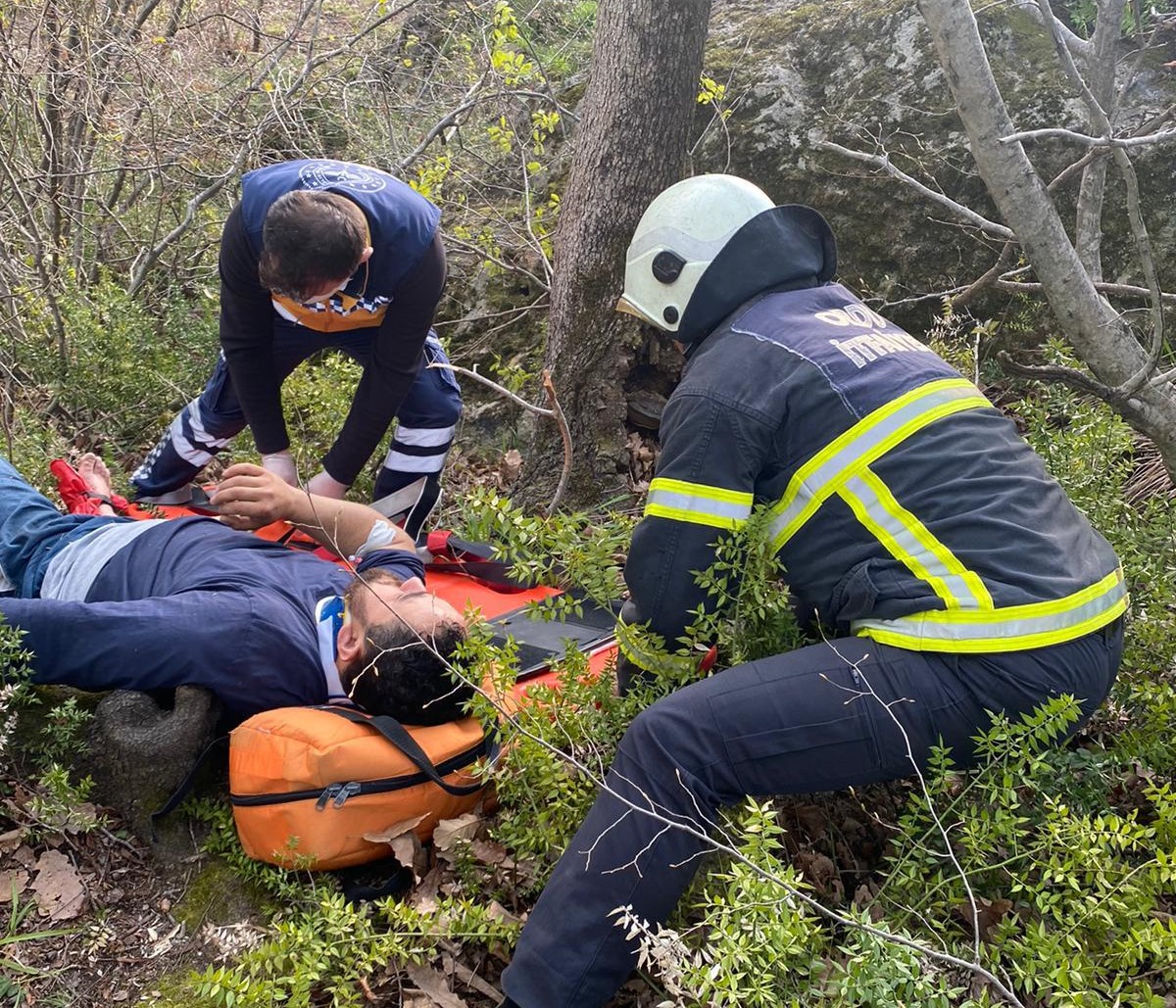 KAYALIKLARDAN DÜŞEN VATANDAŞI İTFAİYE EKİPLERİ KURTARDI