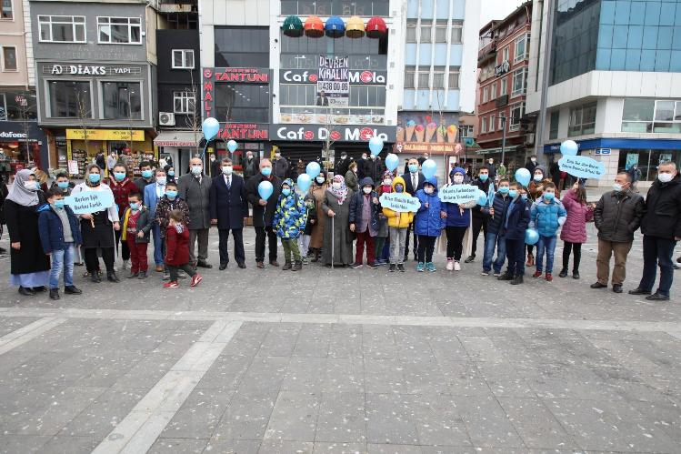 Otizmli çocuklar mavi ladin dikti ve mavi balon uçurdu