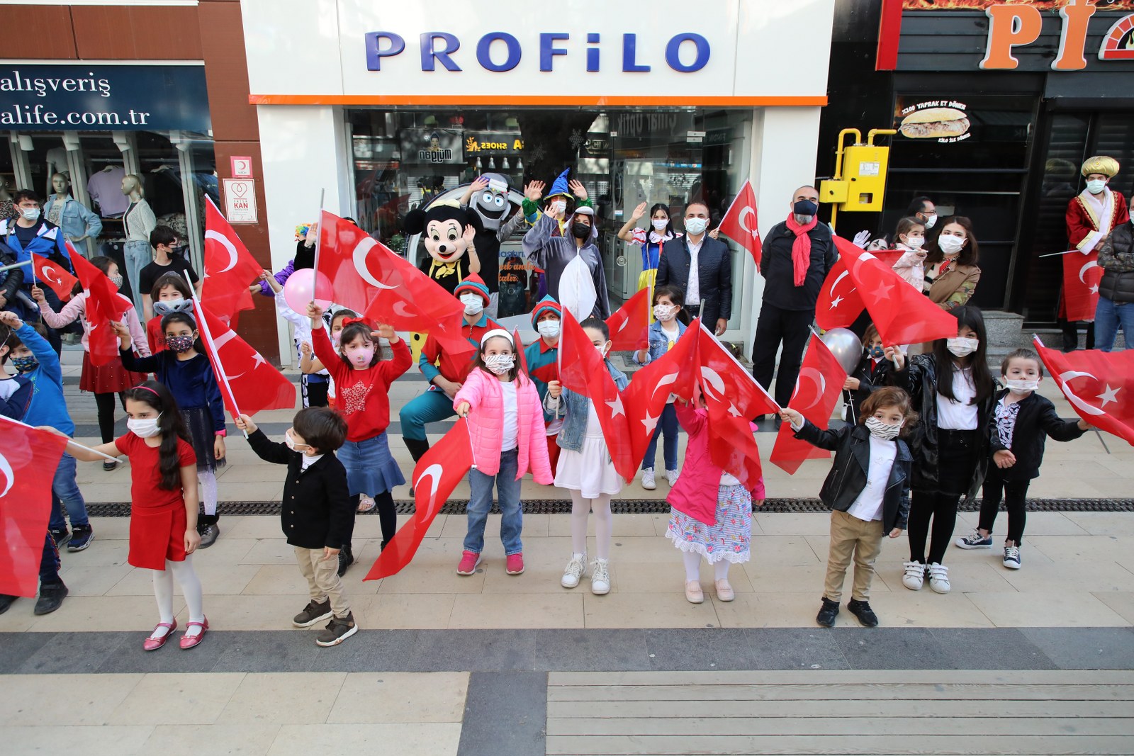 Çocuklarla tekne orucu ve 23 Nisan etkinliği bir arada