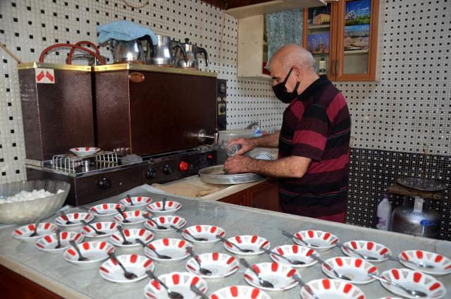 Osman dede 60 yıldır çaycılık yapıyor