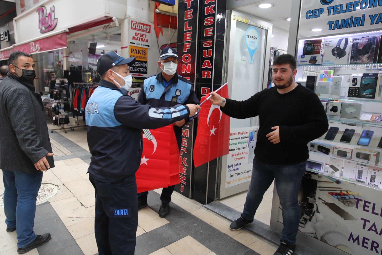 FATSA BELEDİYESİ’NDEN ESNAF VE VATANDAŞLARA TÜRK BAYRAĞI