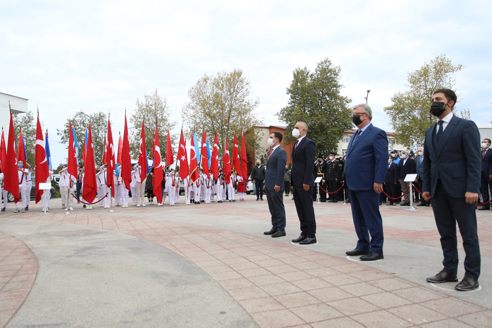 29 Ekim Cumhuriyet Bayramı Etkinlikleri Atatürk anıtına çelenk sunumu ile başladı