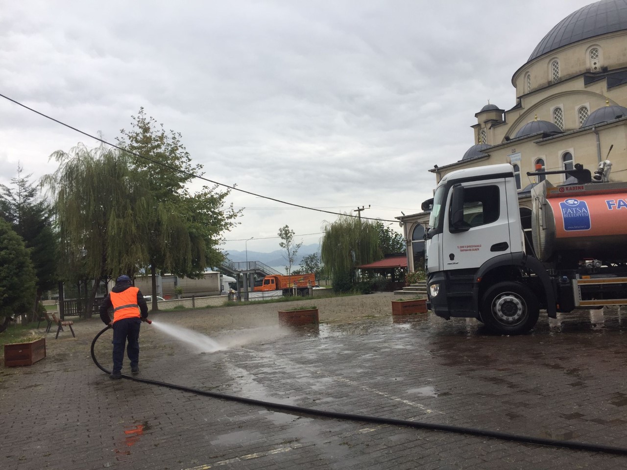   CAMİLERDE TEMİZLİK VE DEZENFEKTAN ÇALIŞMASI