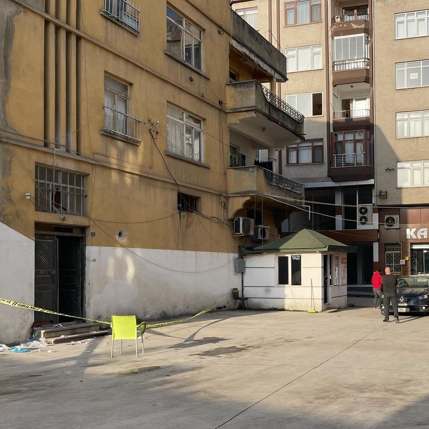 aynı aileden 3 kişiyi bıcakladı