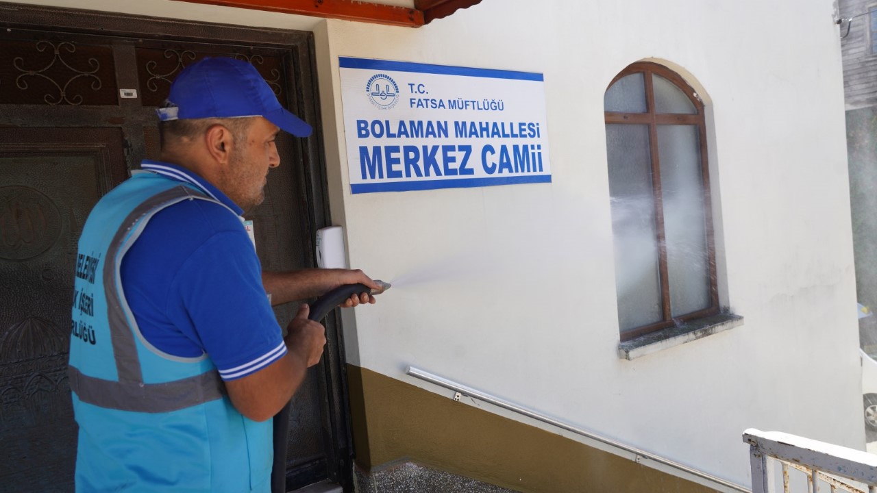 TEMİZLİK İŞLERİ EKİPLERİ CAMİLERİ BAYRAMA HAZIRLADI