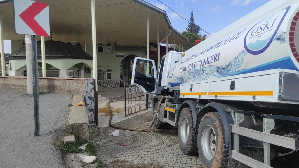 BÜYÜKŞEHİRDEN DEPREM BÖLGELERİNE 12 ADET SU TANKERİ GÖNDERİLDİ