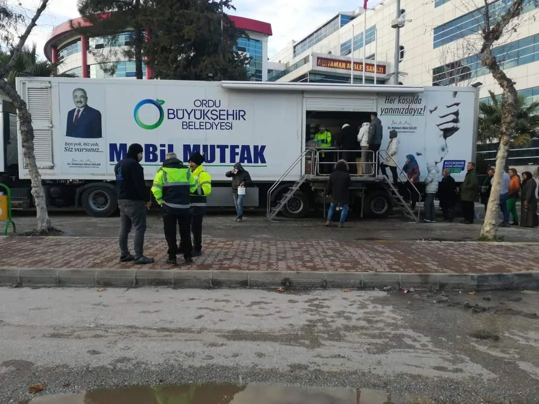 MOBİL MUTFAK TIRI ADIYAMAN’DA SICAK YEMEK VERMEYE BAŞLADI