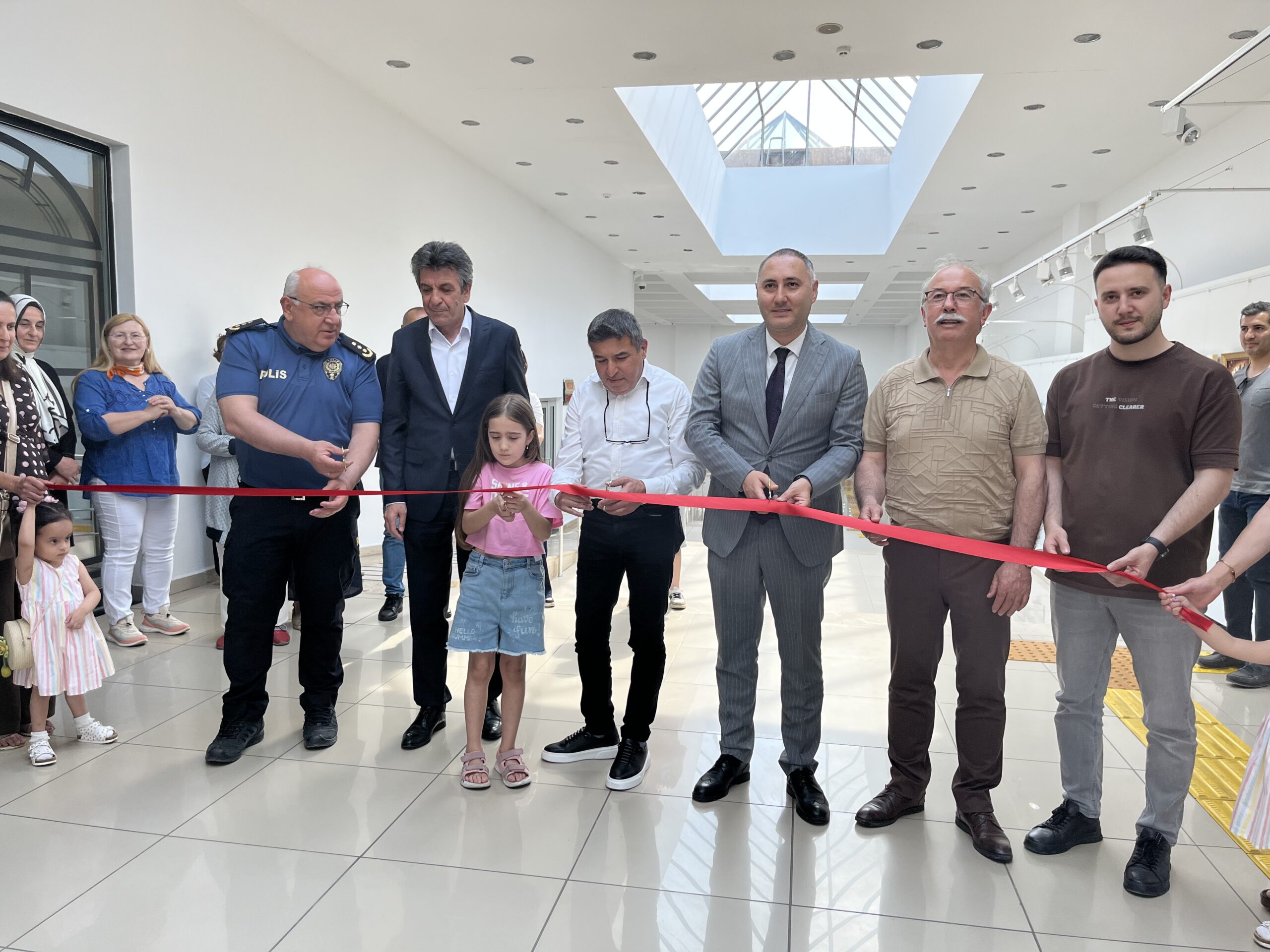 FATSA’DA SANAT RÜZGARI: ÜZEYİR KOYUN ATÖLYESİ YIL SONU KARMA RESİM SERGİSİ AÇILDI