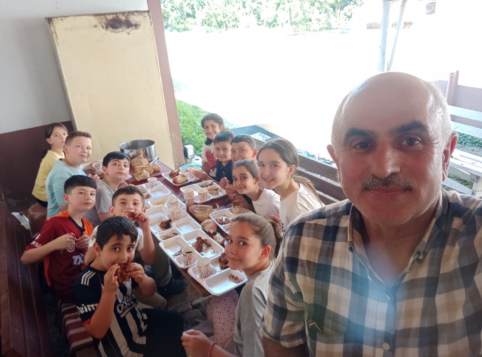 İmamdan Yaz Kur’an Kursu Öğrencilerine Izgara İkramı