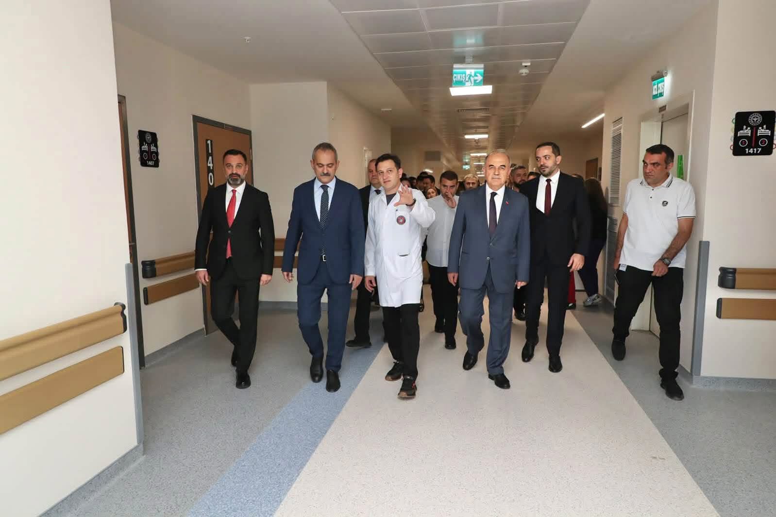 Ordu Şehir Hastanesinde incelemelerde bulunarak, hastanenin son durumu hakkında yetkililerden bilgi aldılar